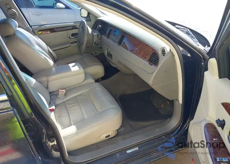 1998 Lincoln Town Car Signature z USA, uszkodzony, nr VIN 1LNFM82WXWY689372